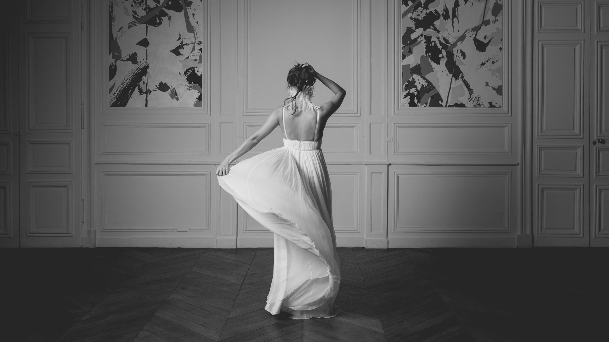 photo noir et blanc d'une mariée de dos