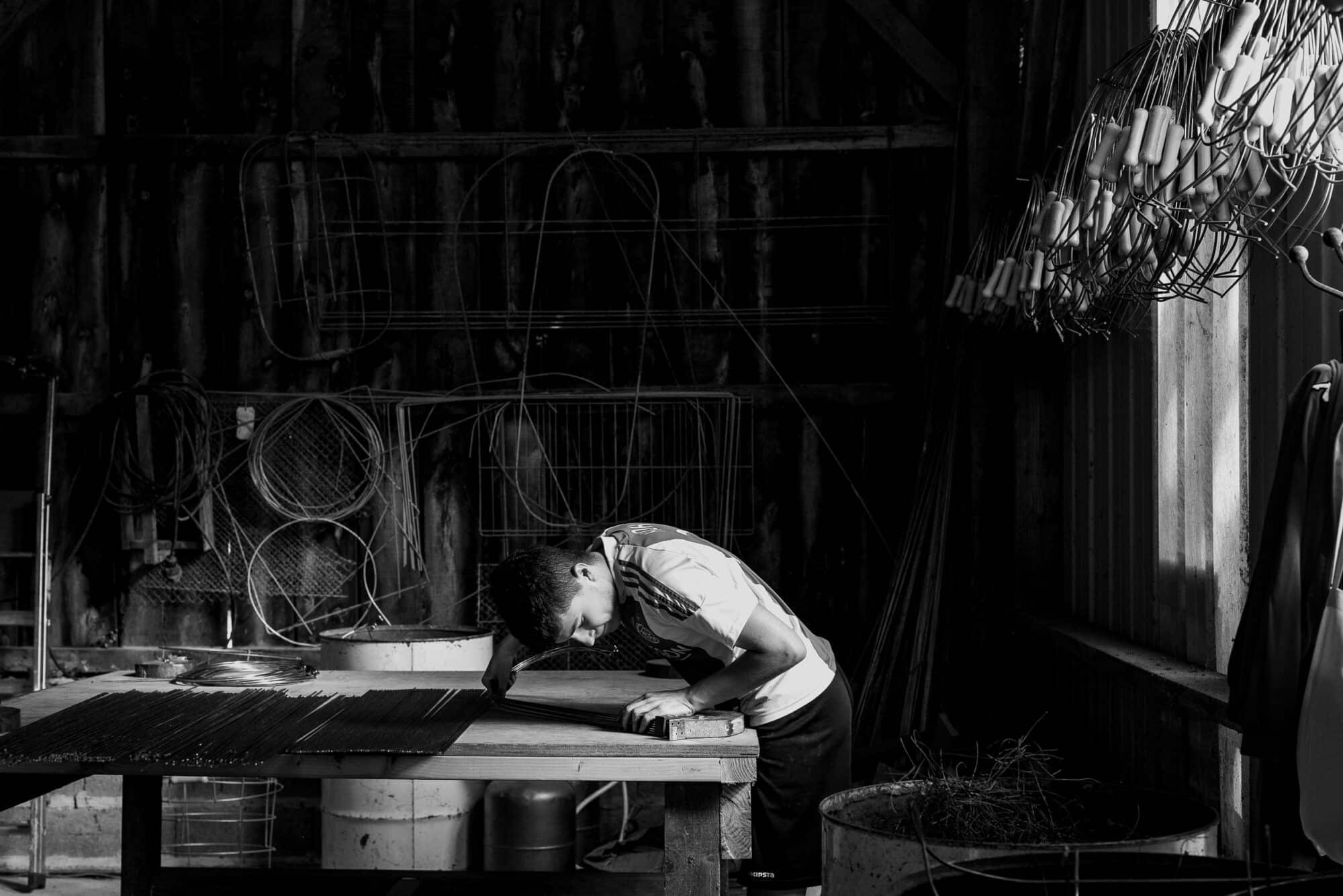 photo de reportage professionnel en noir et blanc dans un atelier entrain de travailler.