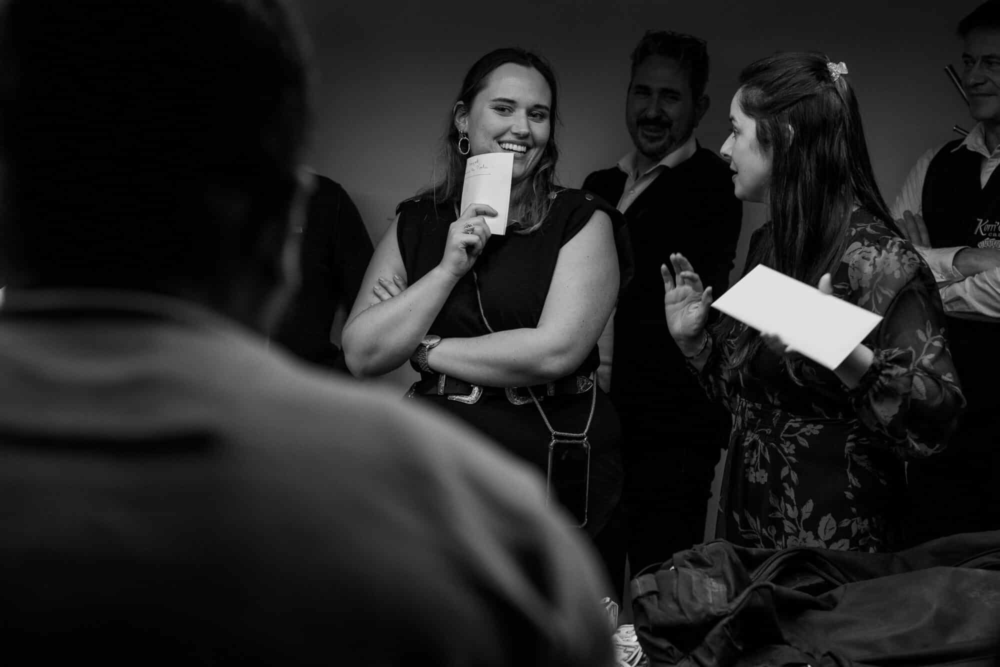 photo noir et blanc de deux femmes rigolant ensemble lors d'un reportage événementiel professionnel