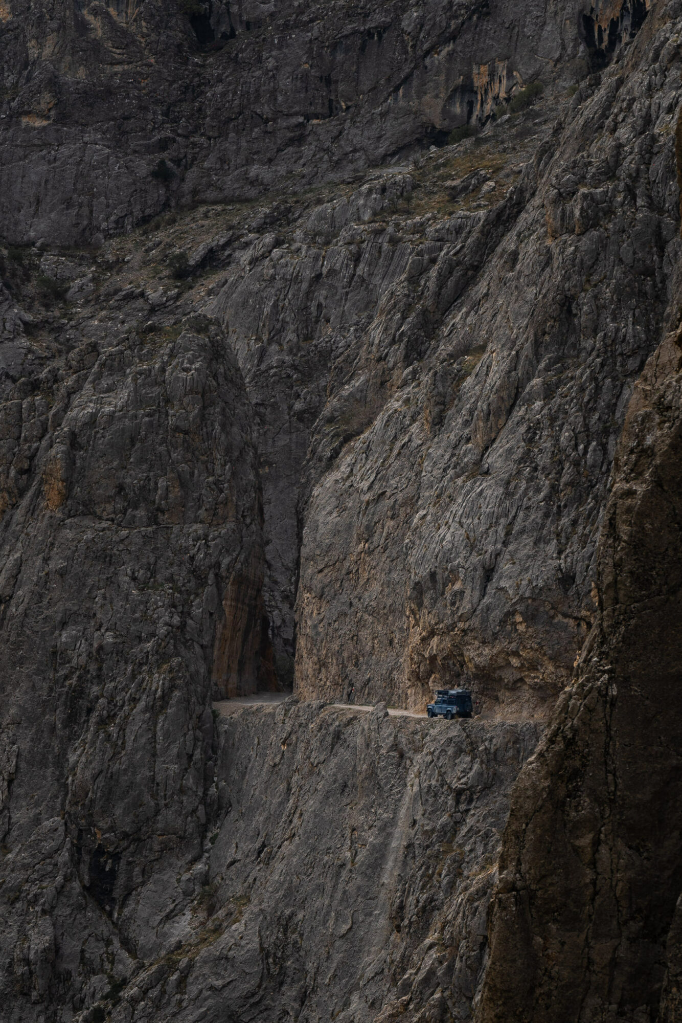 photo du 4x4 à flanc de falaise a propos de mon voyage